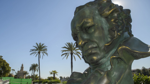 Una de las nueve réplicas de tamaño gigante de la estatuilla de Goya instalada en Sevilla, ciudad donde se celebrará la 37 edición de los premios a 27 de enero de 2022 Una de las nueve réplicas de tamaño gigante de la estatuilla de Goya instalada en Sevilla, ciudad donde se celebrará la 37 edición de los premios a 27 de enero de 2022