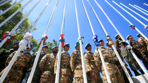 Los miembros de las Fuerzas de la Paz del Líbano posan de pie junto a sus banderas plegadas en la sede de las Naciones Unidas situada en Naqoura, al sur del Líbano. REUTERS/Ali Hashisho