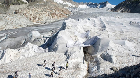 Turistas visitan una gruta en el Glaciar del Ródano en el Puerto de Furka, Suiza. EFE/URS FLUEELER