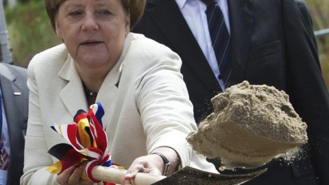 La canciller germana, Angela Merkel, participa en la colocación de la primera piedra con motivo de la expansión de la carretera B96 de Ruegen a Bergen cerca de Samtens, Alemania. EFE/Stefan Sauer