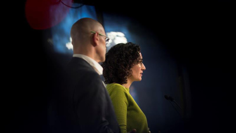 Marta Rovira y Raül Romeva de ERC, valoran en rueda de prensa la reunión mantenida, en el marco de la ronda de contactos que el presidente del Parlament, Roger Torrent. | MARTA PÉREZ (EFE) Marta Rovira y Raül Romeva de ERC, valoran en rueda de prensa la reunión mantenida, en el marco de la ronda de contactos que el presidente del Parlament, Roger Torrent. | MARTA PÉREZ (EFE)