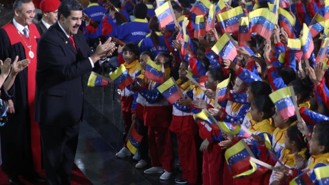 El presidente de Venezuela, Nicolás Maduro, saluda a un grupo de niños a su llegada a su ceremonia de investidura para un segundo período de gobierno. - EFE El presidente de Venezuela, Nicolás Maduro, saluda a un grupo de niños a su llegada a su ceremonia de investidura para un segundo período de gobierno. - EFE
