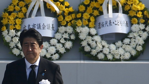 Primer Ministro de Japón, Shinzo Abe, durante la ceremonia del 70 aniversario del ataque atómico.- REUTERS. Primer Ministro de Japón, Shinzo Abe, durante la ceremonia del 70 aniversario del ataque atómico.- REUTERS.