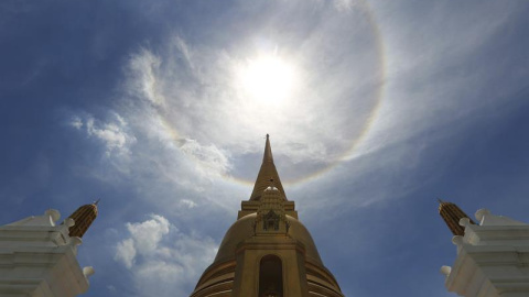 Un halo solar visto en el cielo sobre la pagoda del templo Wat Bowonniwet de Bangkok (Tailandia). EFE/Narong Sangnak