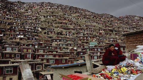 Fotografía que muestra un gran número de viviendas de monjes y monjas que viven en los alrededores de la escuela budista de Larung Gar en Seda, provincia de Sichuan, China. Obreros chinos acompañados de policías comenzaron el pasado 20 de j