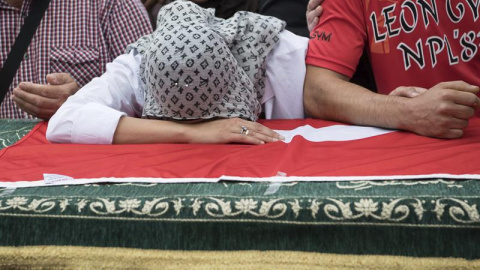 Familiares y miembros de la asociación Unión Turco-Islámica del Insituto para la Religión recuerdan a las víctimas del tiroteo perpetrado en el centro comercial Olympia durante una ceremonia en Múnich (Alemania). EFE/Sven Hoppe