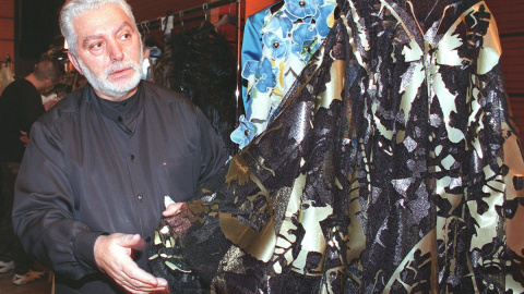 Imagen de archivo del diseñador mientras revisa un vestido de su colección de alta costura primavera-verano 1999, el 20 de enero en París. Imagen de archivo del diseñador mientras revisa un vestido de su colección de alta costura primavera-verano 1999, el 20 de enero en París.