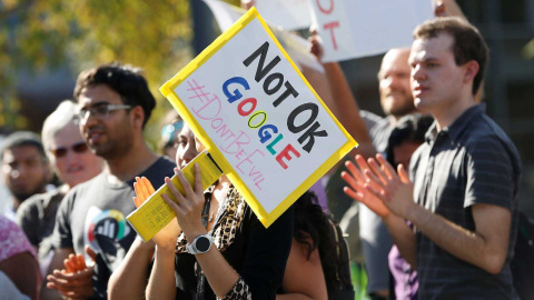 Empleados de Google protestan ante la sede de la empresa en Nueva York por su postura ante el acoso sexual. REUTERS/Archivo Empleados de Google protestan ante la sede de la empresa en Nueva York por su postura ante el acoso sexual. REUTERS/Archivo