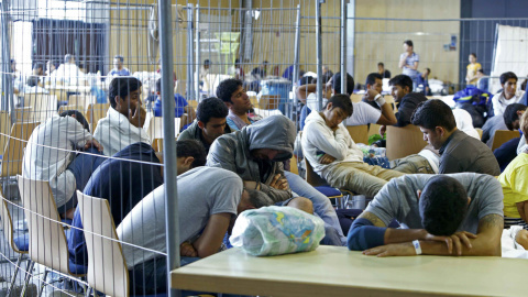 Demandantes de asilo de varios países esperan a ser atendidos en un punto de registro de Alemania. REUTERS/Michaela Rehle