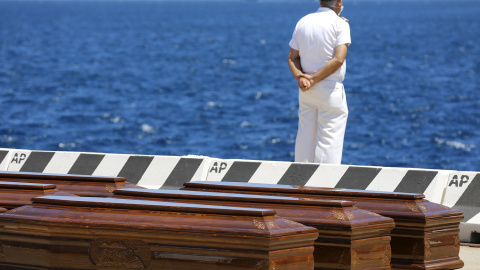 Ataúdes con los cuerpos de inmigrantes sin identificar que encontraron la muerte en su huida por el Mediterráneo. REUTERS/Antonio Parrinello