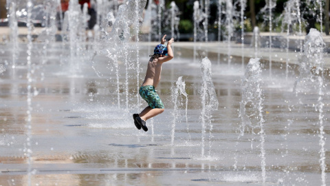 Un niño se refresca en las fuentes del Parque del Oeste de Valencia. Un niño se refresca en las fuentes del Parque del Oeste de Valencia.