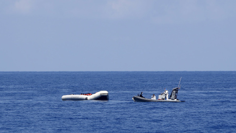 Un equipo de rescate se aproxima a una embarcación de goma con cientos de inmigrantes a bordo. En la operación, la embarcación volcó y cientos de personas desaparecieron en el Mediterráneo frente a las costa de Libia. REUTERS/Darrin Zammit