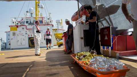Un equipo de Médicos sin Fronteras atiende a un hombre de Bangladesh después de ser rescatado del mar tras un naufragio cuando intentaba alcanzar las costas europeas. REUTERS/Marta Soszynska