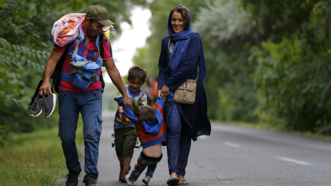 Una familia camina tras haber logrado cruzar la frontera entre Serbia y Hungría. REUTERS/Laszlo Balogh