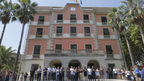 Minuto de silencio, celebrado este mediodía ante la casa consistorial de Castelldefels para condenar el asesinato de una mujer y sus dos hijos a manos de la actual pareja de ésta, que después se suicidó, ocurrido anoche. El pleno del ayunta