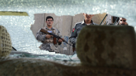 Miembros de los servicios de seguridad afganos permanecen en guardia en el lugar donde se llevó a cabo una emboscada en Kandahar, Afganistán, hoy, 6 de agosto de 2015. Cinco presuntos insurgentes y tres agentes de policía resultaron muertos