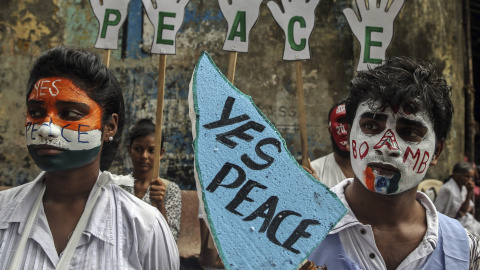 Estudiantes muestran mensajes de paz durante una manifestación con motivo del 70 aniversario de la bomba atómica de Hiroshima en Bombay (India) hoy 6 de agosto de 2015. La bomba lanzada por un avión estadounidense sobre la ciudad nipona aca