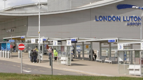 Terminal del aeropuerto londinense de Luton. REUTERS Terminal del aeropuerto londinense de Luton. REUTERS