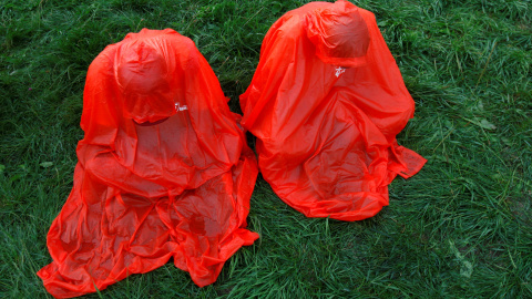 Dos peregrinos enfundados en chubasqueros rezan antes de la ceremonia de apertura del Día de la Juventud en Cracovia, Polonia. REUTERS/David W Cerny