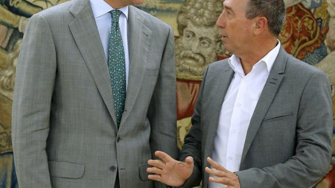 El rey Felipe recibe en el Palacio de la Zarzuela al portavoz de Compromís, Joan Baldoví (d), en la segunda jornada de su ronda de consultas con las formaciones políticas parlamentarias para proponer un candidato a la Presidencia del Gobier