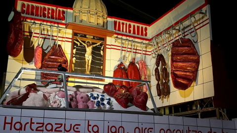 La decoración que utilizó la comparsa libertaria Hontzak en unas fiestas populares y que la Ertzaintza acabó retirando. La decoración que utilizó la comparsa libertaria Hontzak en unas fiestas populares y que la Ertzaintza acabó retirando.