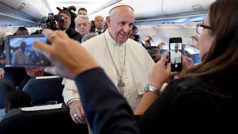 El papa Francisco, a bordo de un avión con destino al aeropuerto de Balice durante Jornada Mundial de la Juventud (JMJ) 2016, en Cracovia, Polonia El papa Francisco, a bordo de un avión con destino al aeropuerto de Balice durante Jornada Mundial de la Juventud (JMJ) 2016, en Cracovia, Polonia