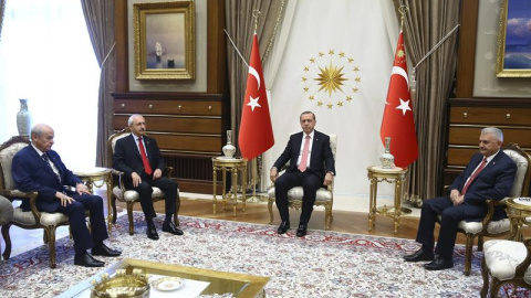 El presidente turco Tayyip Erdogan durante una reunión con líderes opositores.- EFE El presidente turco Tayyip Erdogan durante una reunión con líderes opositores.- EFE