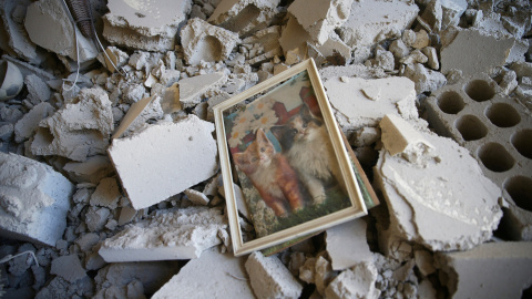 Un cuadro con la imagen de unos gatitos se encuentra en medio de los escombros en un lugar golpeado por ataques aéreos en la zona controlada por los rebeldes en Damasco. REUTERS/Bassam Khabieh