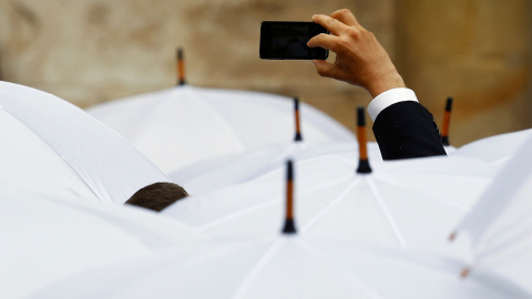 Un hombre toma una foto justo antes de la llegada del Papa Francisco en una ceremonia de bienvenida en el Castillo Real de Wawel en Cracovia. REUTERS/Stefano Rellandin
