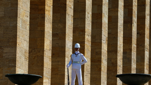 Un guardia de honor turco mantiene la atención en Ankara. REUTERS/Umit Bektas