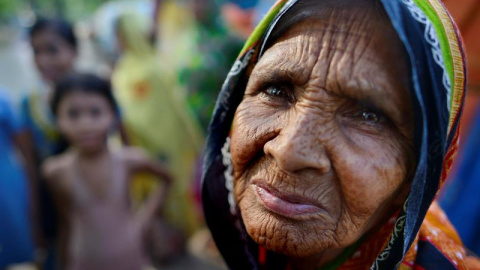 Una anciana se refugia en un campamento provisional provisional tras las inundaciones en el distrito de Morigaon, India. Las inundaciones afectan a más de 2.100 localidades en 18 de los 35 distritos del estado y unas 88.000 personas en Assa