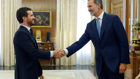 17/09/2019. - Felipe VI saluda al presidente del Partido Popular, Pablo Casado, durante la reunión mantenida este martes en el Palacio de la Zarzuela, en la segunda jornada de la ronda de consultas. / EFE - BALLESTEROS 17/09/2019. - Felipe VI saluda al presidente del Partido Popular, Pablo Casado, durante la reunión mantenida este martes en el Palacio de la Zarzuela, en la segunda jornada de la ronda de consultas. / EFE - BALLESTEROS