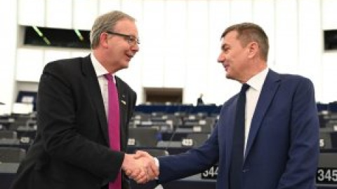 La Eurocámara aprueba finalmente la directiva que blinda el 'copyright' en la red La Eurocámara aprueba finalmente la directiva que blinda el 'copyright' en la red