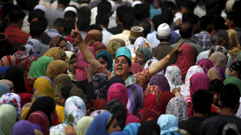 Una aldeana de Cachemira grita durante el funeral de un presunto militante en la aldea Kakapora, al sur de Srinagar, 7 de agosto de 2015. Tres casas residenciales fueron dañadas y un militante fue asesinado en un enfrentamiento con las fuer