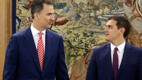 Albert Rivera, líder de Ciudadanos, junto a Felipe VI, poco antes de la reunión que ambos han mantenido este jueves en el contexto de ronda de consultas que el rey realiza con todas las formaciones políticas/REUTERS Albert Rivera, líder de Ciudadanos, junto a Felipe VI, poco antes de la reunión que ambos han mantenido este jueves en el contexto de ronda de consultas que el rey realiza con todas las formaciones políticas/REUTERS