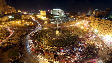 Una vista general de la plaza Tahrir. Egipcios se reúnen para celebrar la apertura del nuevo Canal de Suez, en El Cairo, Egipto, 07 de agosto de 2015. REUTERS / Mohamed Abd El Ghany