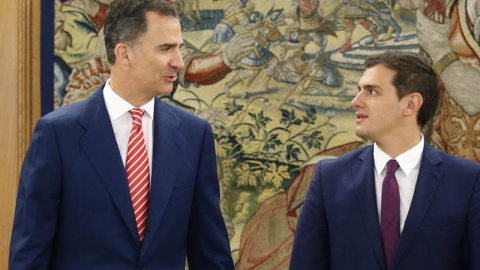 El Rey ha recibido esta mañana en el Palacio de la Zarzuela al presidente de Ciudadanos, Albert Rivera, en la tercera jornada de su nueva ronda de consultas. EFE/Ángel Díaz El Rey ha recibido esta mañana en el Palacio de la Zarzuela al presidente de Ciudadanos, Albert Rivera, en la tercera jornada de su nueva ronda de consultas. EFE/Ángel Díaz