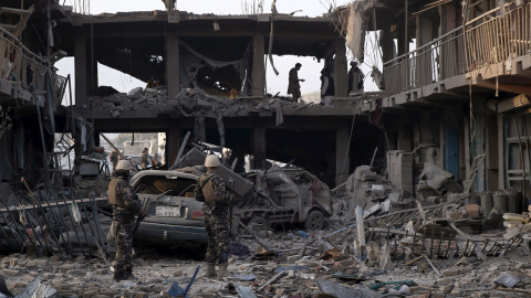 Miembros de seguridad vigilan el sitio de una explosión de un camión bomba en Kabul, Afganistán, 07 de agosto de 2015. El camión bomba explotó cerca de un complejo del ejército en el centro de la capital afgana el viernes, matando al menos 