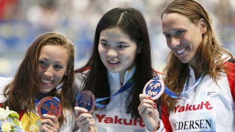 Medallistas de bronce, Jessica Vall, de España, Shi Jinglin, de China, y Rikke Moller Pedersen, de Dinamarca. Celebran la final de natación de 200m a estilo braza en el Campeonato Mundial de Natación en Kazán, Rusia, 7 de agosto de 2015. RE
