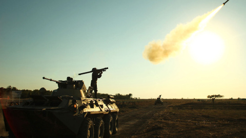 Un soldado dispara un cohete portátil de defensa aérea durante los juegos militares internacionales " Masters of Antiaérea Batalla - 2015 " a las afueras de la ciudad sureña rusa de Yeisk. AFP PHOTO / SERGEI VENYAVSKY