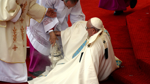 El papa Francisco se cae durante una misa en su viaje a Czestochowa, en Polonia/REUTERS El papa Francisco se cae durante una misa en su viaje a Czestochowa, en Polonia/REUTERS