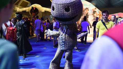 Los visitantes disfrutan de los últimos juegos de la feria Gamescom en Colonia, al oeste de Alemania, el 7 de agosto de 2015. La feria de juegos interactivos durará hasta el 9 de agosto de 2015. AFP / PATRIK STOLLARZ