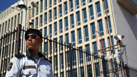 Un militar cubano custodia la Embajada de Estados Unidos en La Habana (Cuba). El próximo 14 de agosto se realizará en este lugar la ceremonia de izado de la bandera estadounidense, acto al que se espera que asista el Secretario de Estado es Un militar cubano custodia la Embajada de Estados Unidos en La Habana (Cuba). El próximo 14 de agosto se realizará en este lugar la ceremonia de izado de la bandera estadounidense, acto al que se espera que asista el Secretario de Estado es