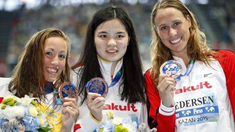 La nadadora española Jessica Vall, la china Jinglin Shi y la danesa Rikke Moller Pedersenen, posan con sus medallas de bronce tras la final de los 200m braza femeninos de los Campeonatos del Mundo de natación que se disputan en Kazán (Rusia