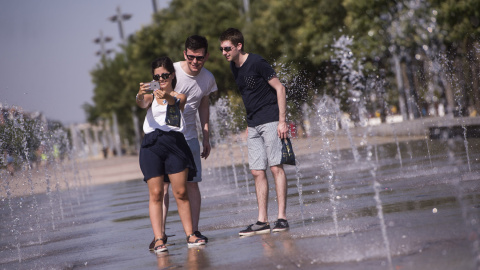 Un grupo de turistas se refresca del intenso calor en una de las fuentes del centro de Córdoba. EFE/Rafa Alcaide Un grupo de turistas se refresca del intenso calor en una de las fuentes del centro de Córdoba. EFE/Rafa Alcaide