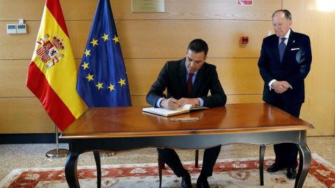 El presidente del Gobierno, Pedro Sánchez (c), ha visitado hoy las dependencias del Centro Nacional de Inteligencia (CNI) donde ha sido recibido por el director del CNI, Félix Sanz Roldán (d), quien le ha mostrado las instalaciones. EFE/Poo El presidente del Gobierno, Pedro Sánchez (c), ha visitado hoy las dependencias del Centro Nacional de Inteligencia (CNI) donde ha sido recibido por el director del CNI, Félix Sanz Roldán (d), quien le ha mostrado las instalaciones. EFE/Poo