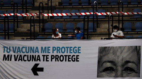 Varias personas esperan el margen indicado tras recibir la vacuna contra la covid-19 este 20 de julio de 2021 en San Sebastián.