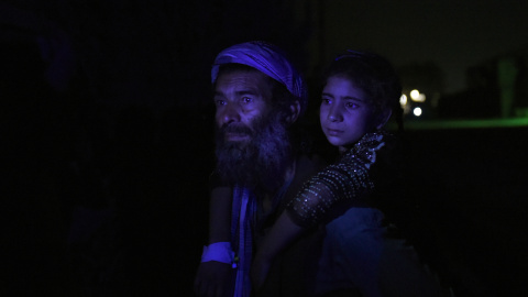 Un hombre afgano lleva a su hija herida tras la explosión de un camión bomba en Kabul .- AFP PHOTO / Wakil Kohsar
