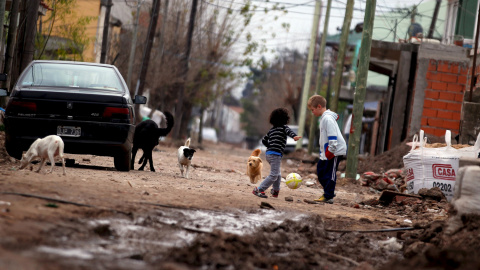 Dos niños juegan al fútbol en la calle de La Matanza, en el área metropolitana de Buenos Aires. Con casi 10 millones de personas, de los 40 millones que viven en Argentina, los expertos creen que en las elecciones presidenciales de octubre 