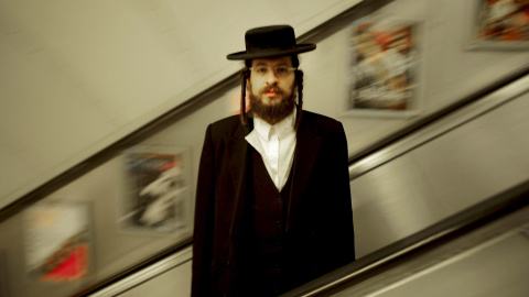 Un viajero desafía la hora punta en la línea norte del metro de Londres en Londres, Gran Bretaña, durante una jornada de huelga.-REUTERS / Dylan Martínez